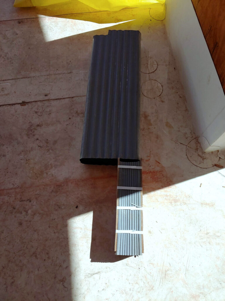 Ribbed expansion-joint cover with an aluminum profile extended beside it"