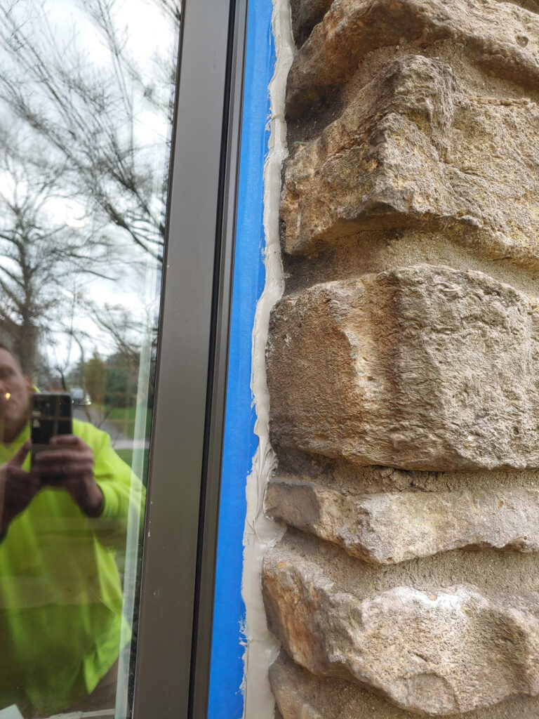 Masked joint between stone masonry and a window frame"