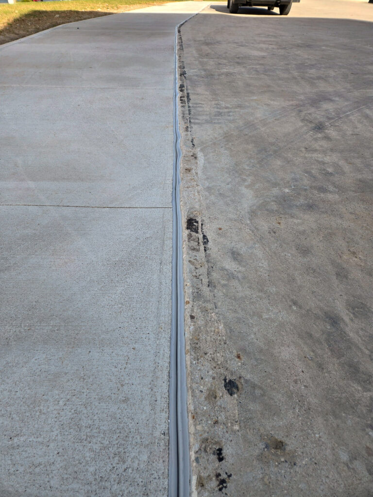Deck-joint transition between adjoining concrete areas"
