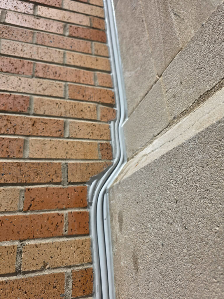 Wall-joint transition between brick and concrete"